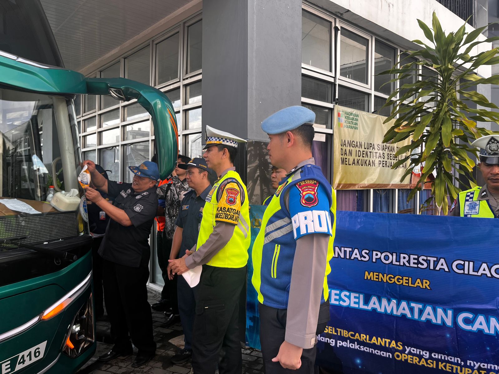Polresta Cilacap Laksanakan Inspeksi Keselamatan Kendaraan di Terminal Tipe A Cilacap
